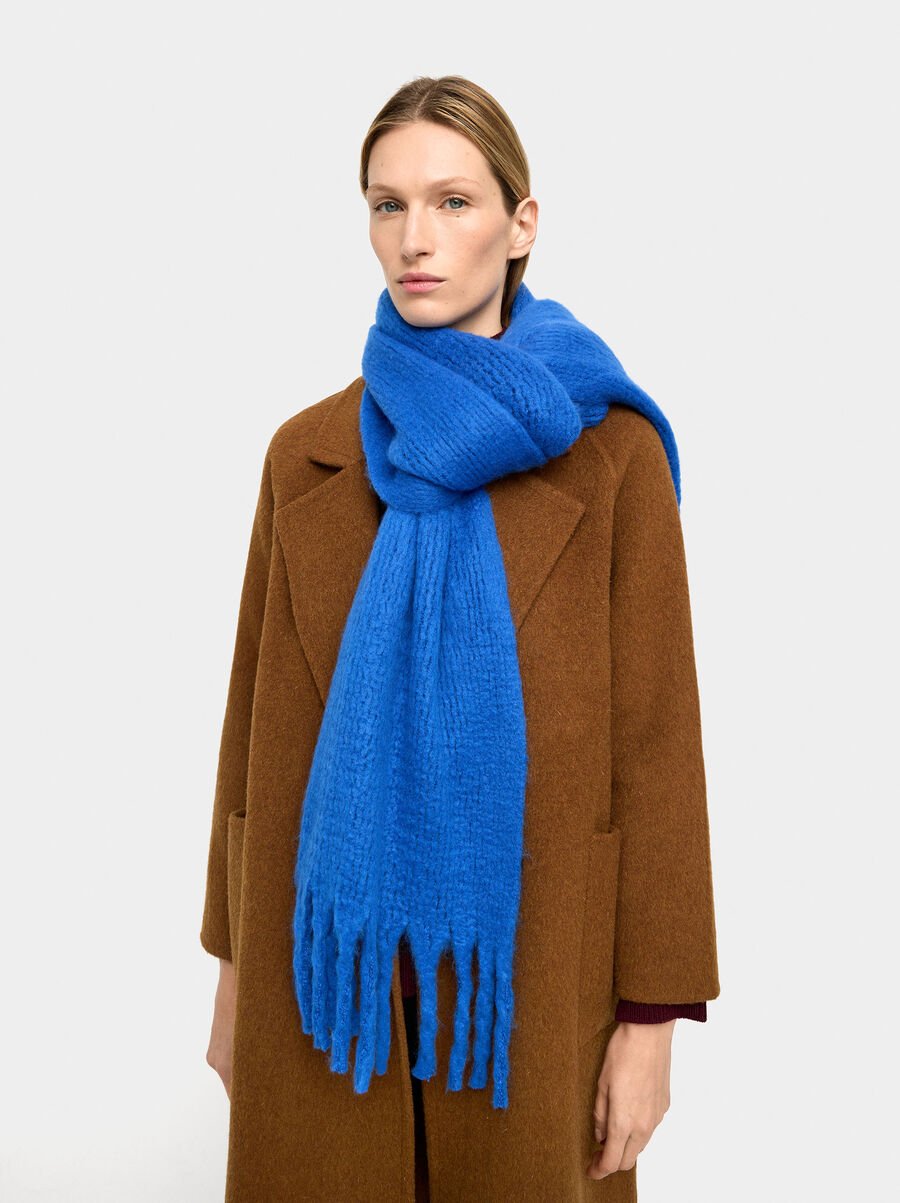 Scarf with fringes