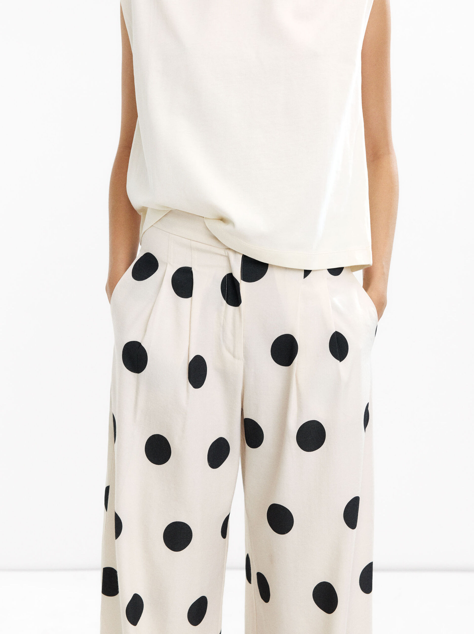 Flowing trousers with polka dots image number 4.0