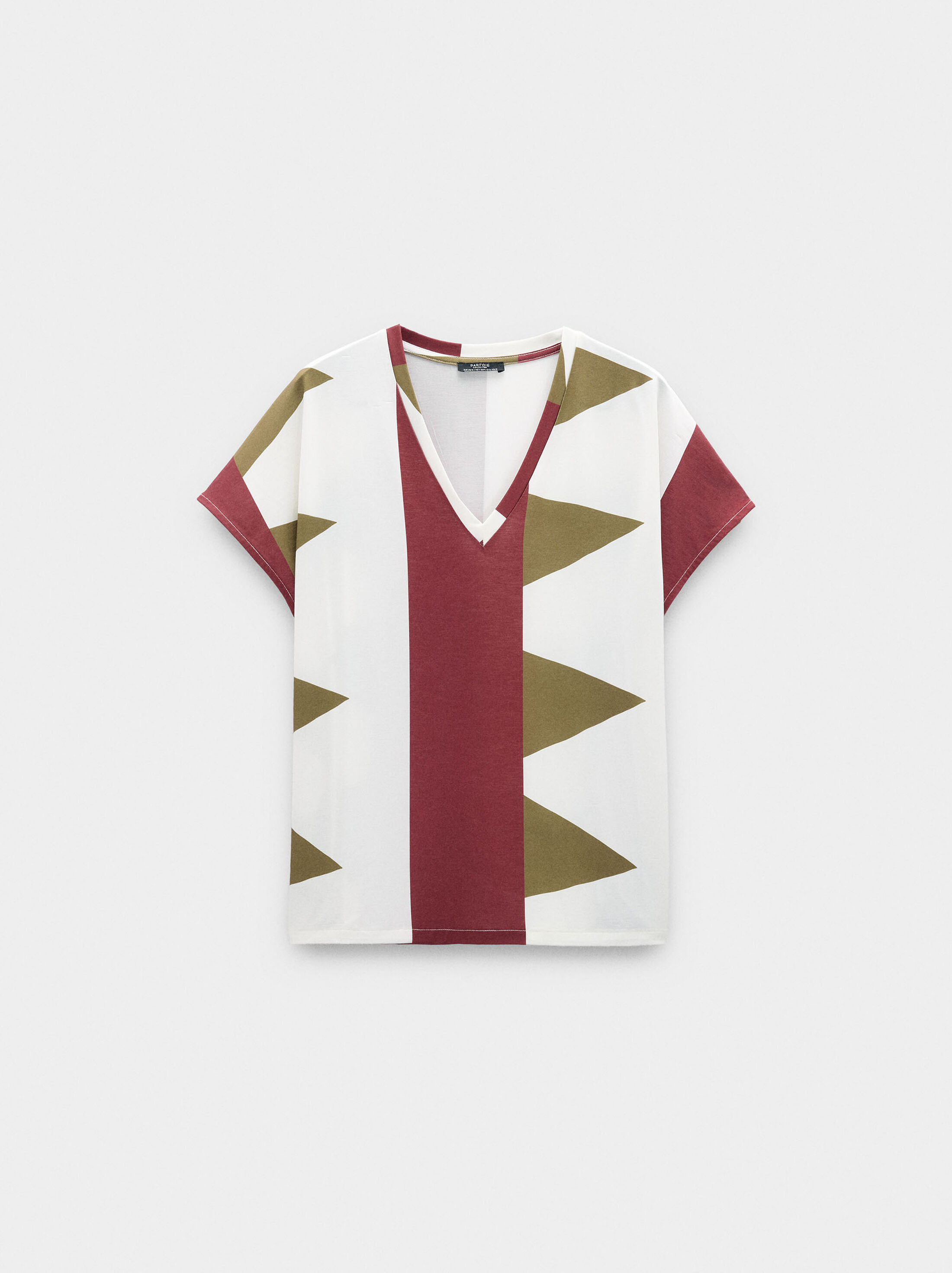 T-shirt with print and V-neck image number 4.0