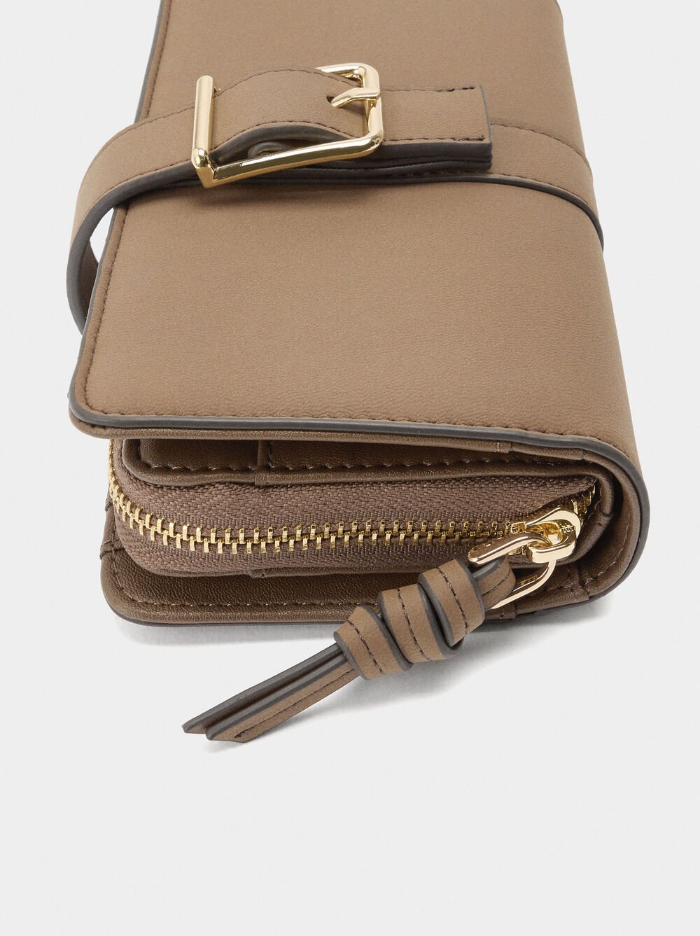 Plain wallet with buckle