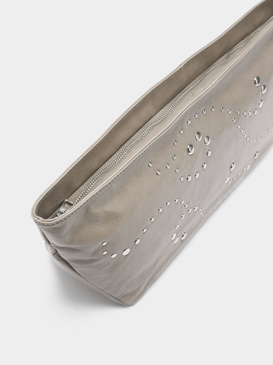 Bolso de fiesta sobre de piel con tachuelas