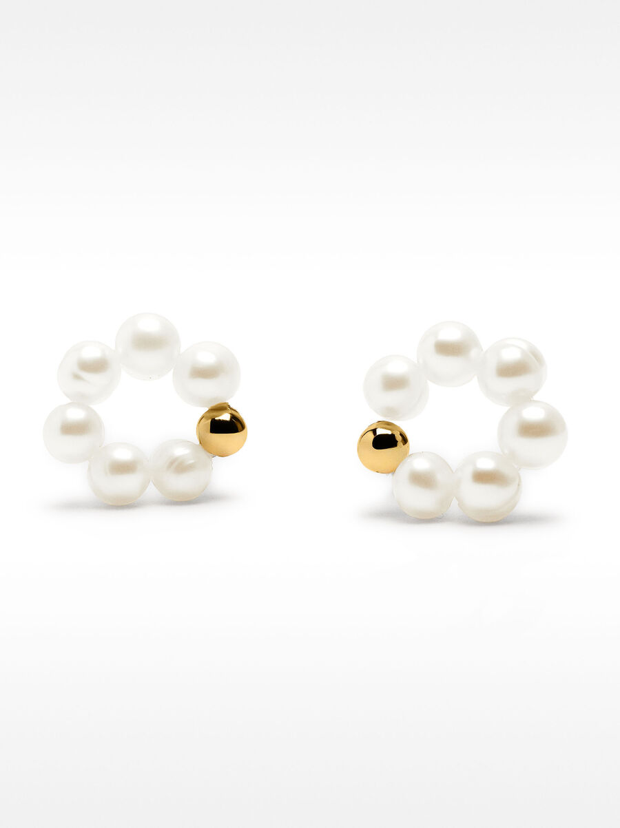 Round earrings with freshwater pearls