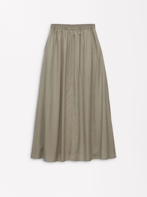 Long skirt with elastic waistband