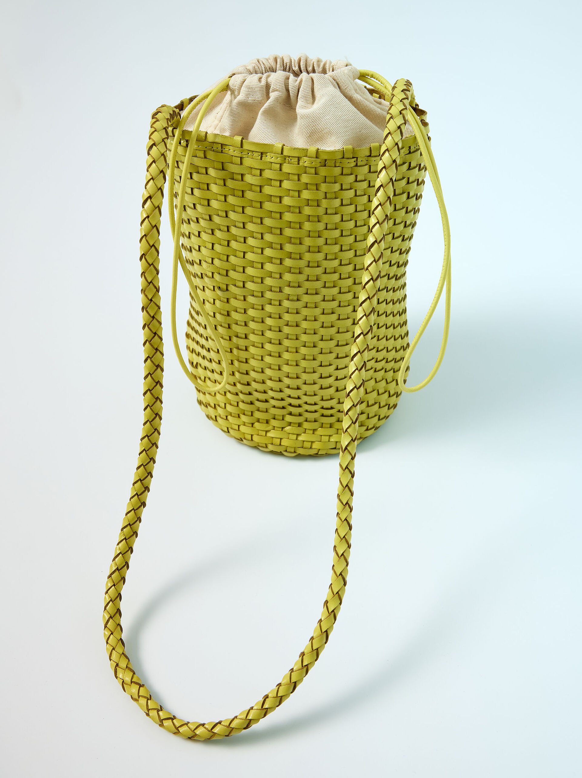 Sac seau en cuir tressé image number 0.0