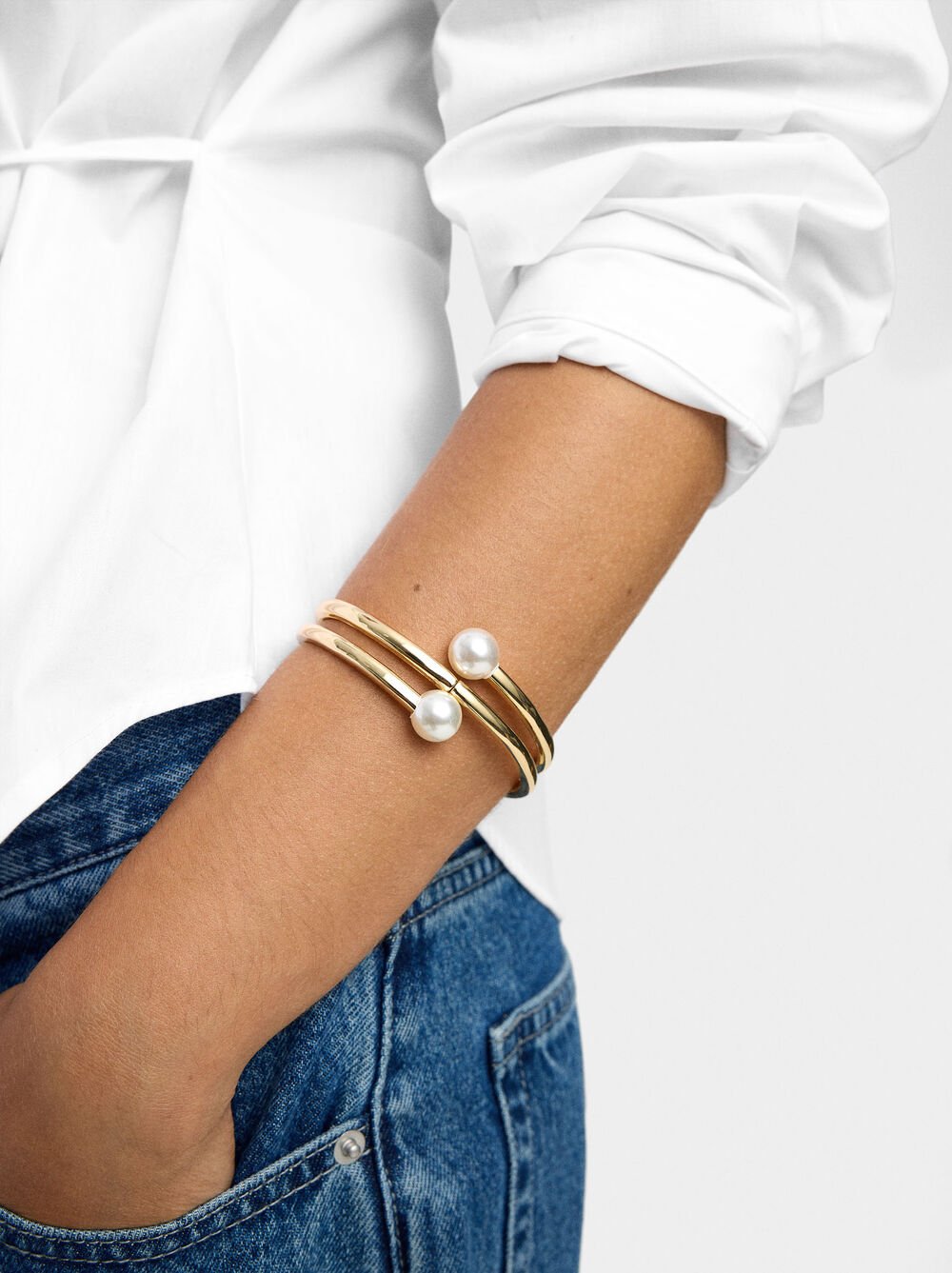 Spiral bracelet with pearls
