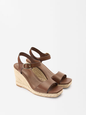 Wedge Sandal With Buckle image number 2.0