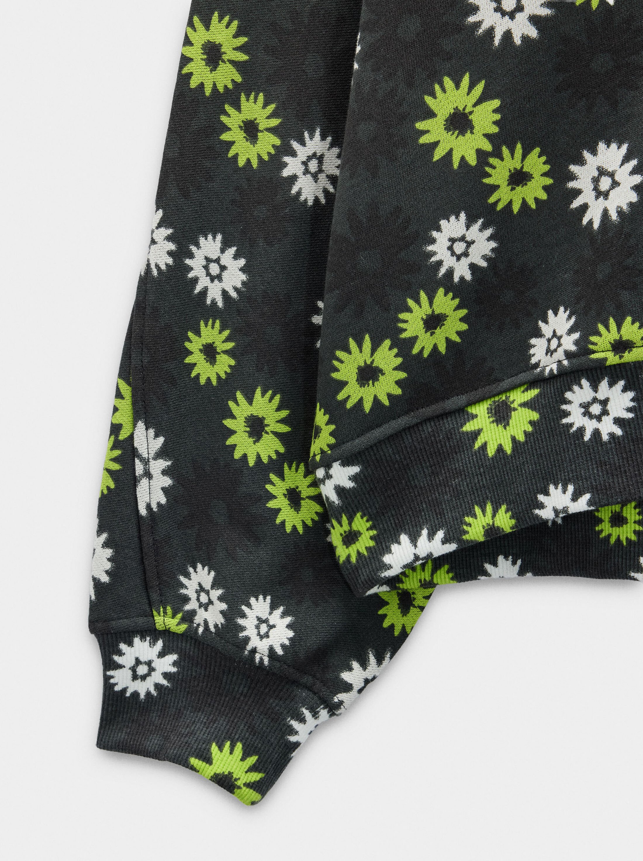 Sweatshirt with polka dots image number 5.0