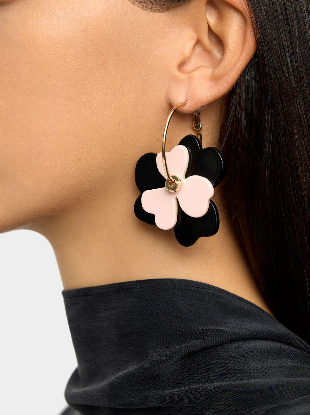 Hoop earrings with resin flowers