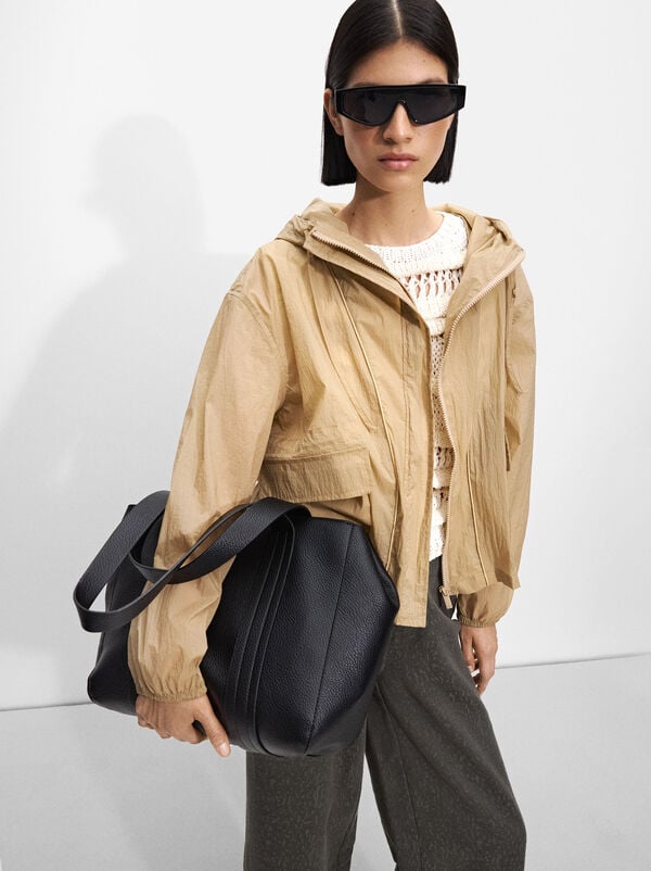 Shopper bag with strap