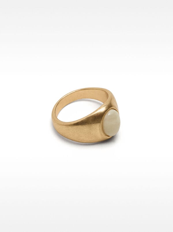 Wide ring with oval detail