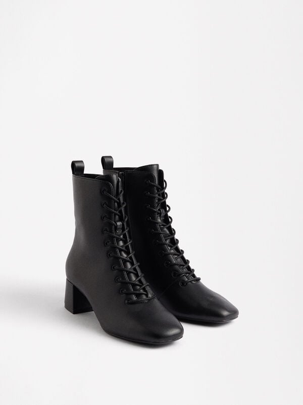 Heeled ankle boots with laces