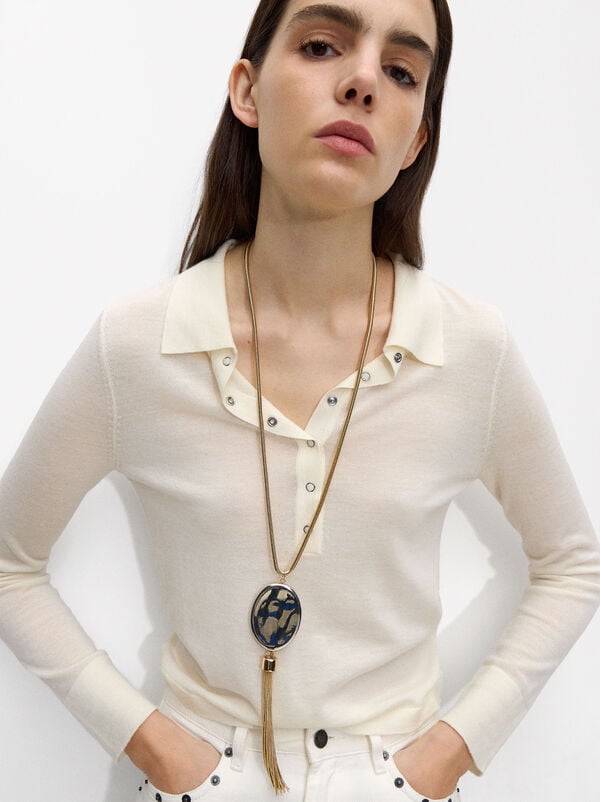 Oval pendant necklace with fringes