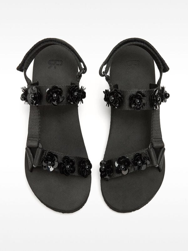 Flat sandals with floral detail