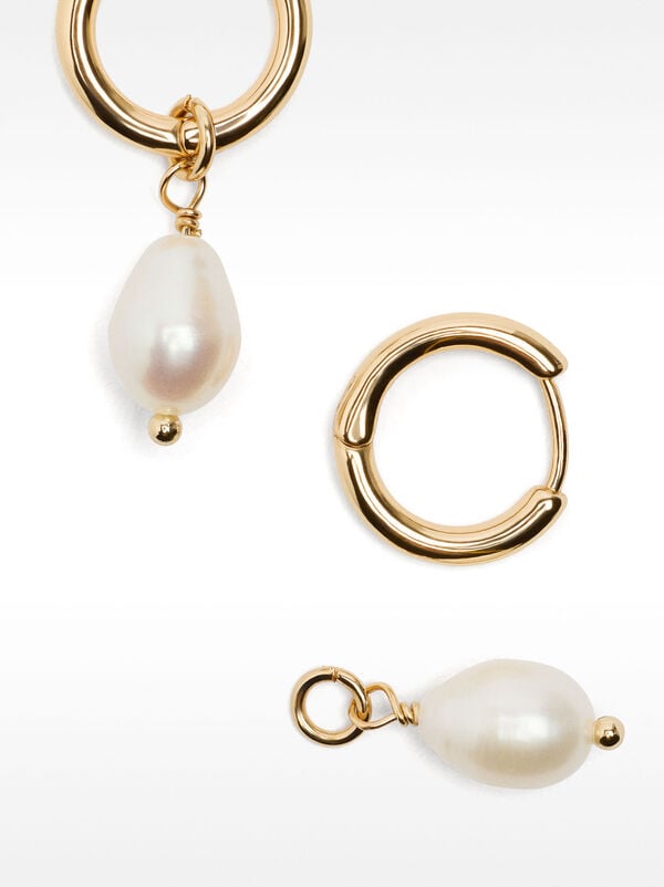 Hoop earrings with freshwater pearls