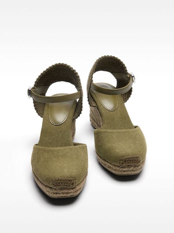 Monochromatic wedges