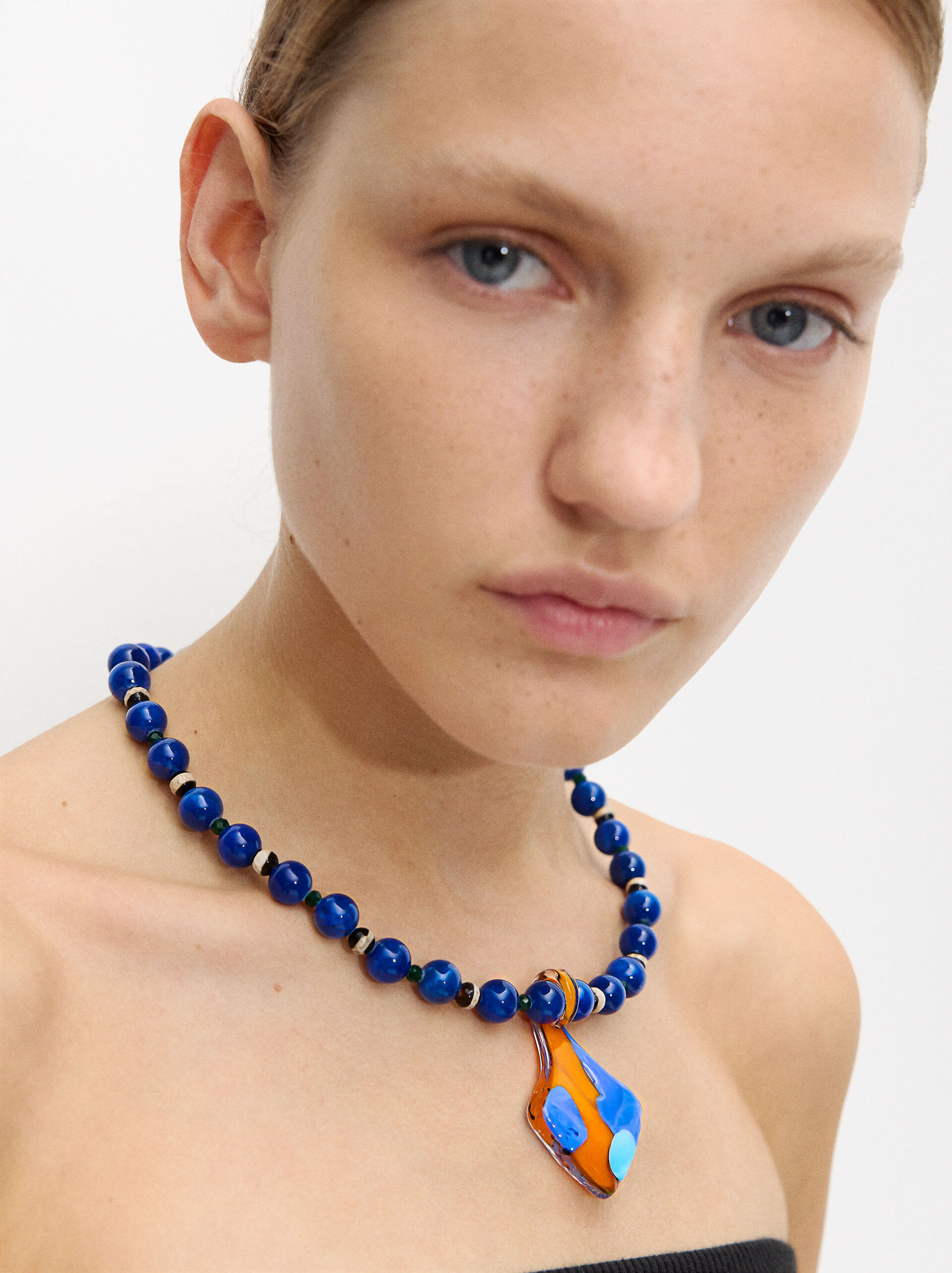 Collier avec perles et pendentif en verre image number 1.0
