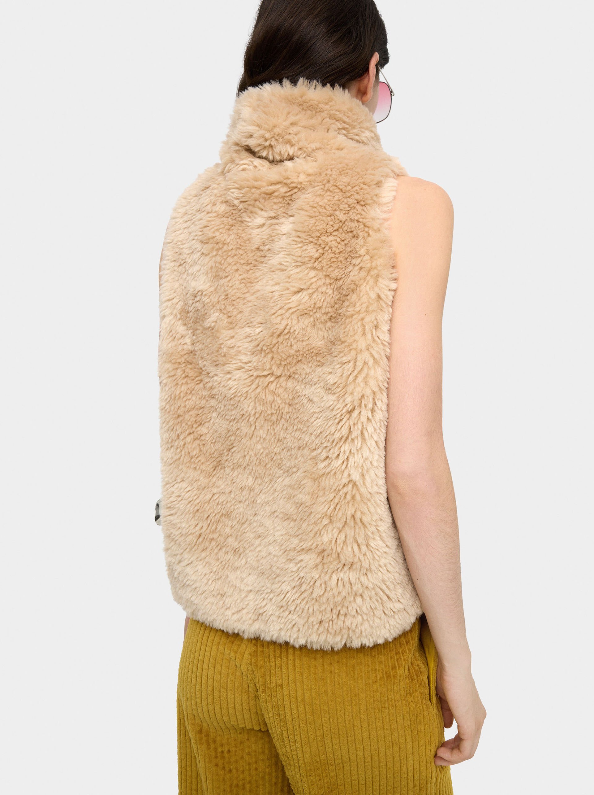 Vest with fur effect image number 3.0