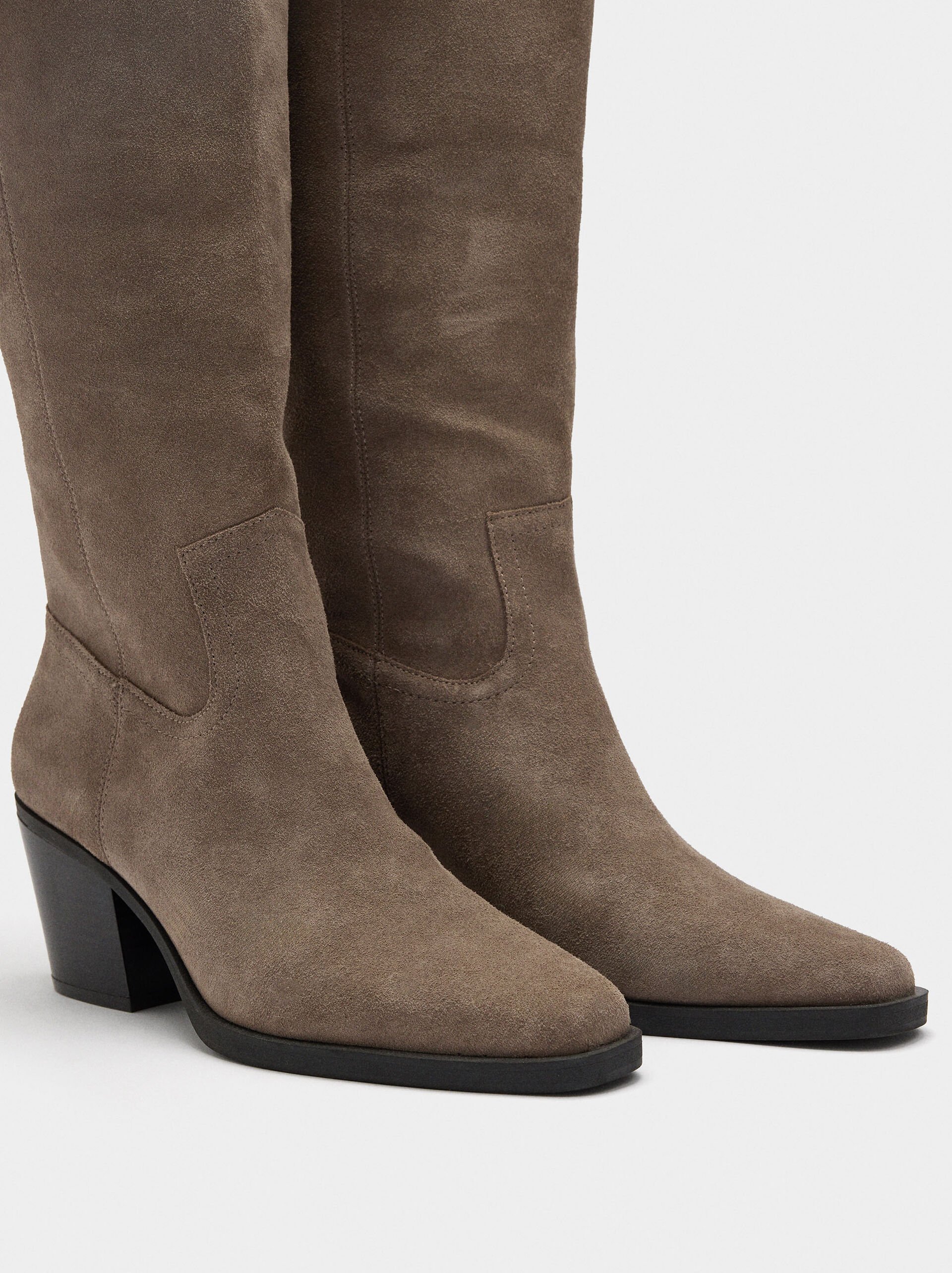 Lange Stiefel mit Absatz image number 6.0