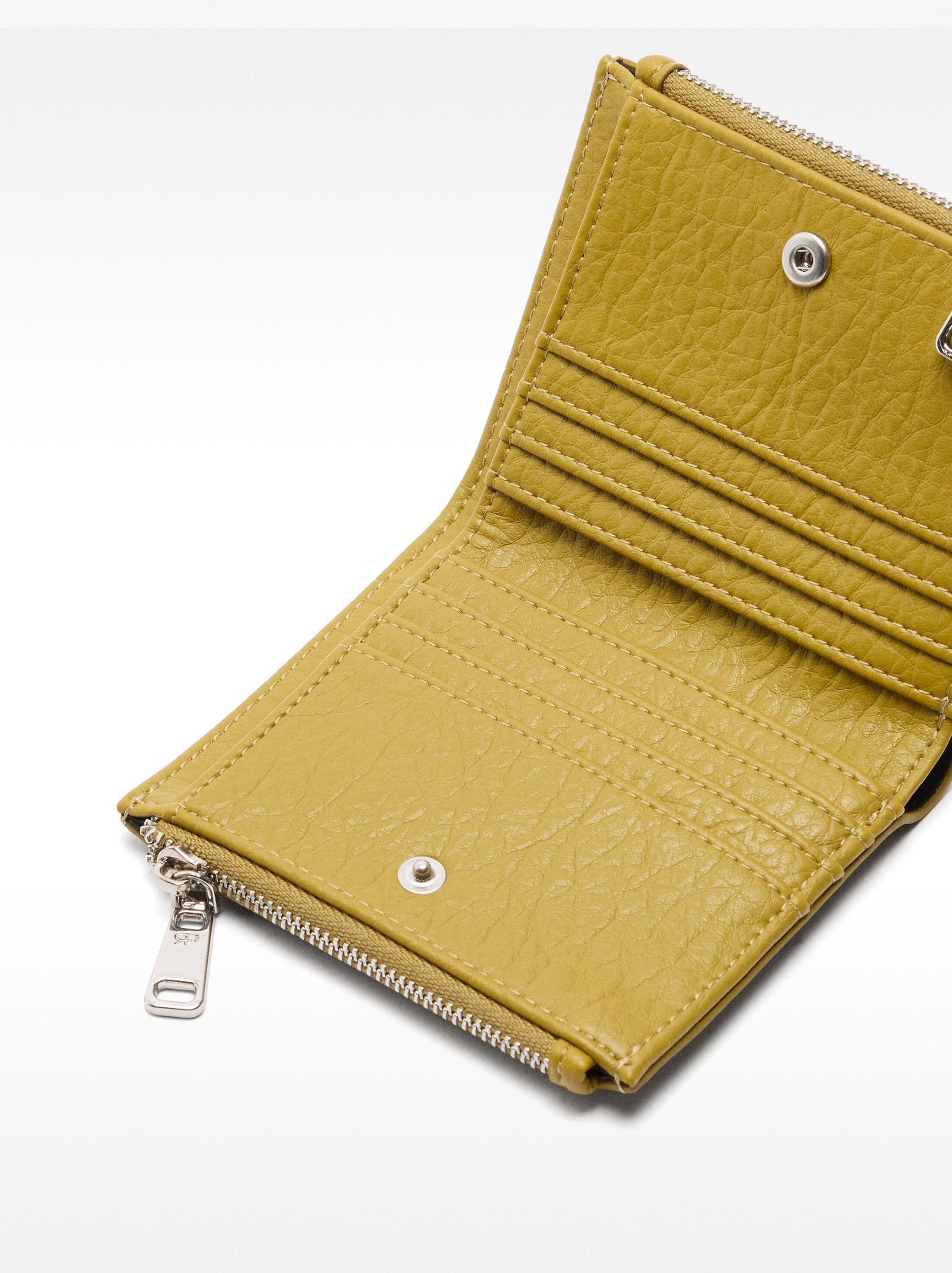 Cartera con tachuelas image number 1.0