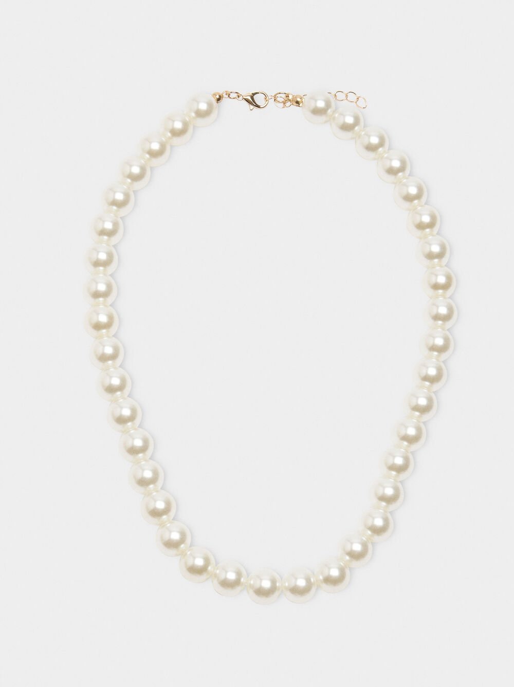 Short necklace of pearls