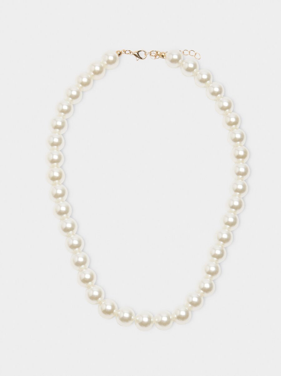 Short necklace of pearls