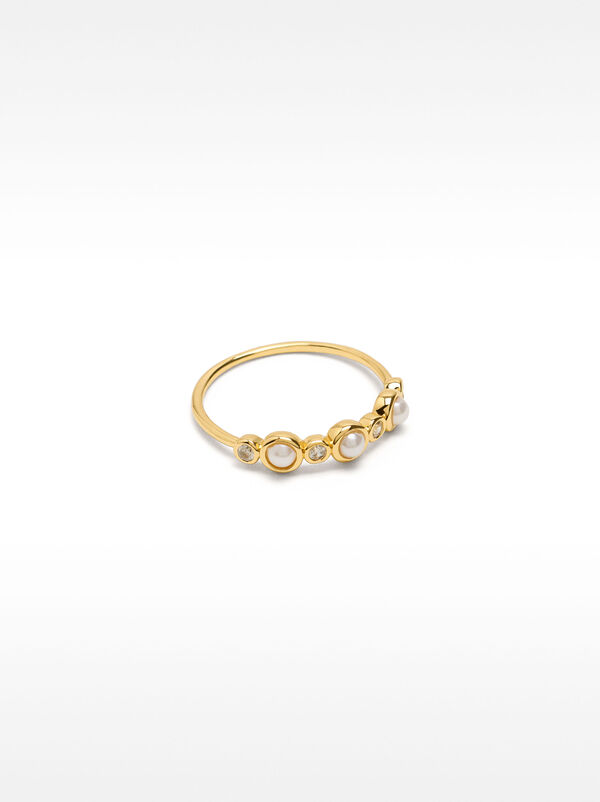 Ring with zirconia and pearls
