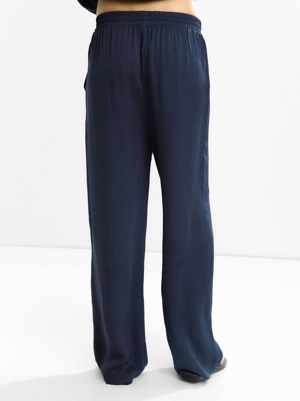 Loose-fitting trousers with elastic waistband