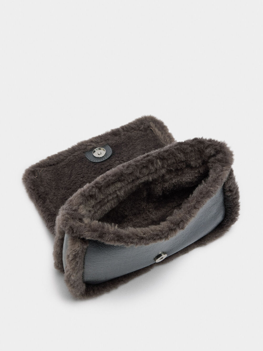 Shoulder bag with fur effect edges