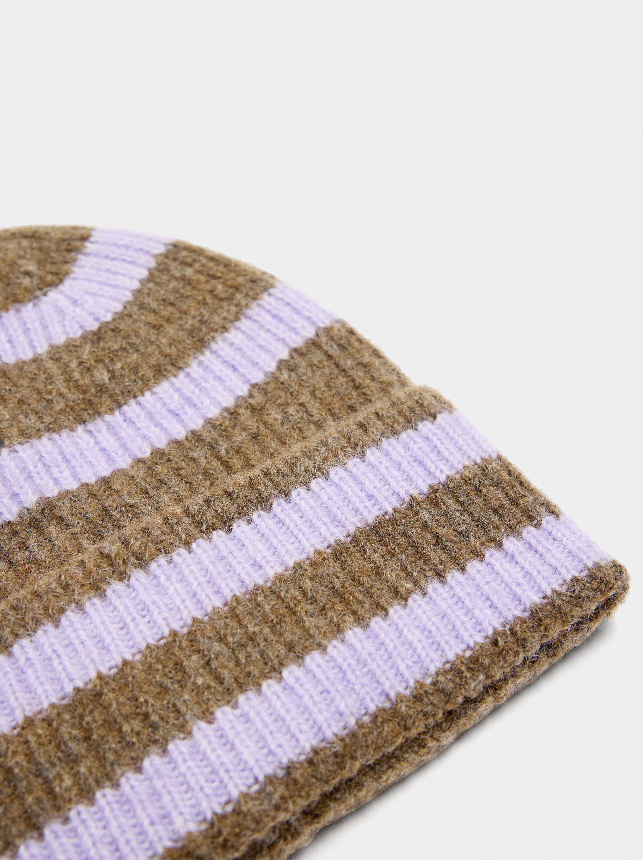 Hat with stripes and cuff image number 1.0