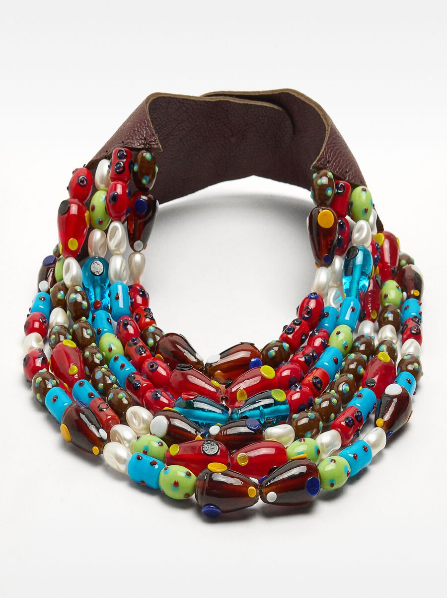 Short necklace with leather and glass beads