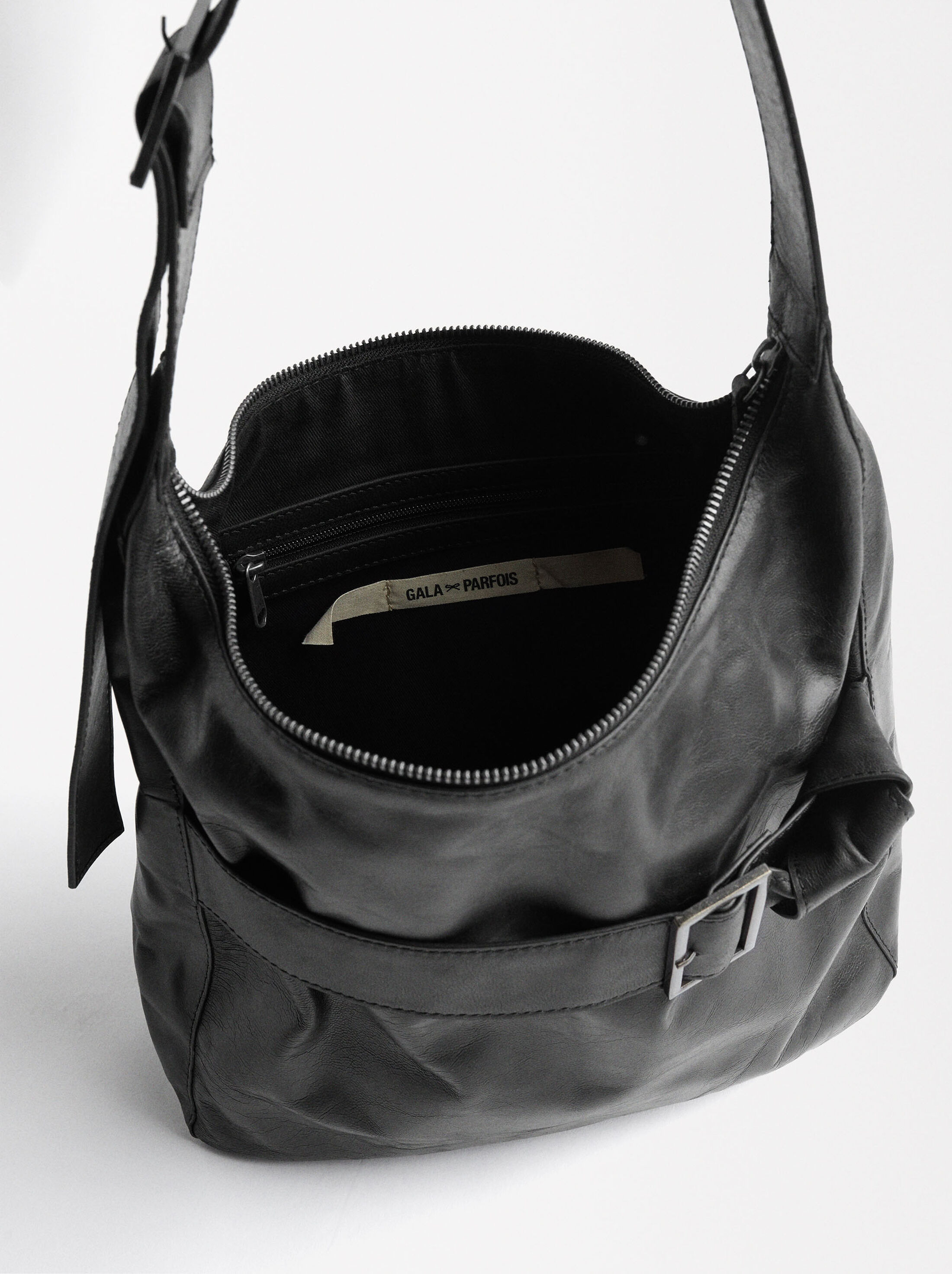 Hobo-style leather shoulder bag image number 4.0