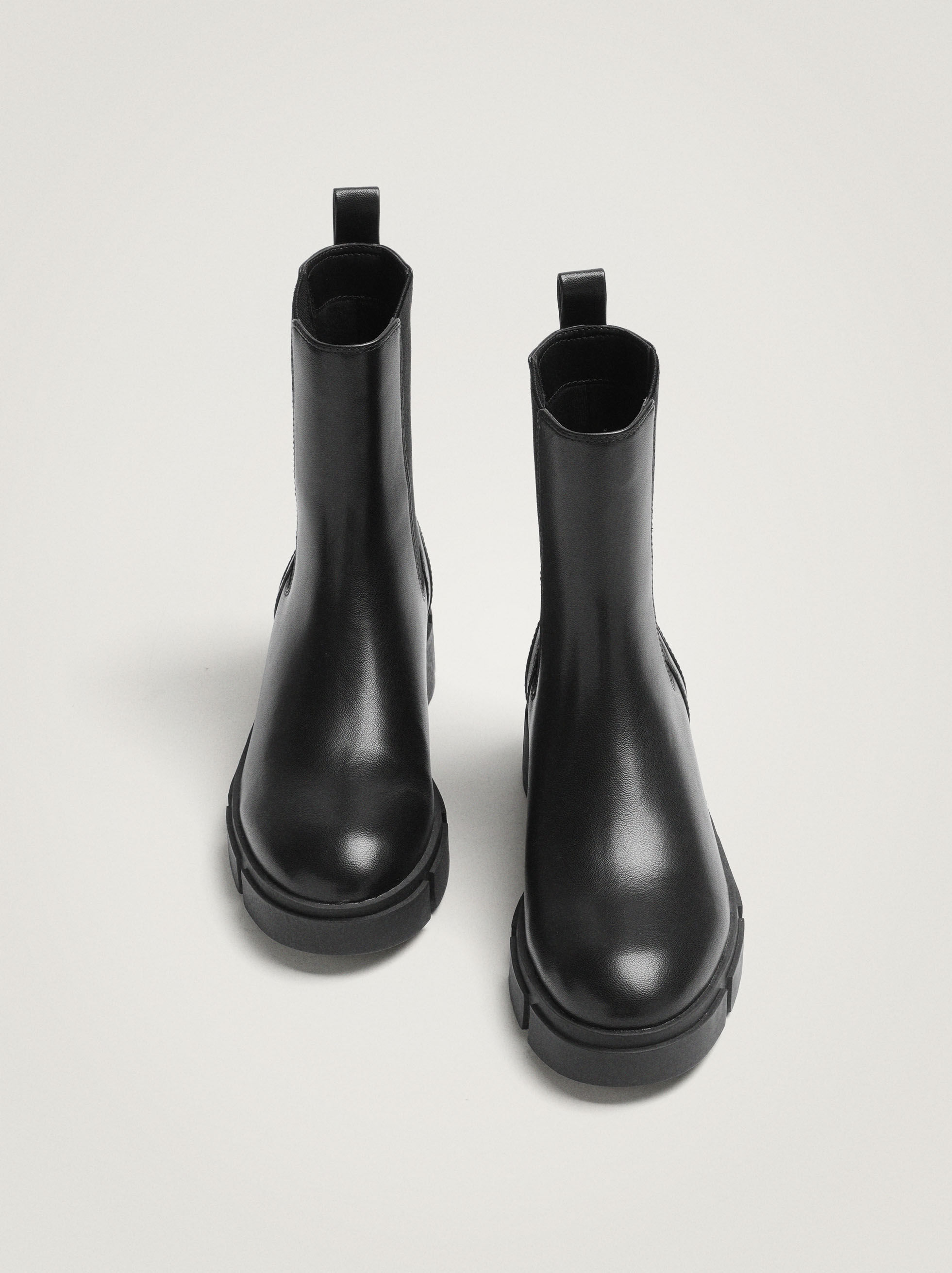 Botines Con Elásticos - Negro - Mujer - Botas \u0026 Botines - parfois.com