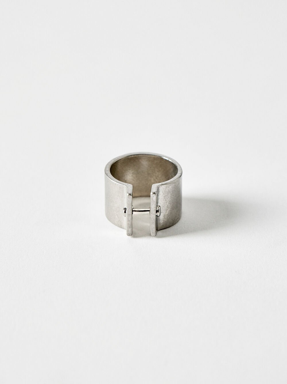 Wide band ring