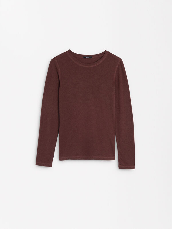 Sweater with long sleeves