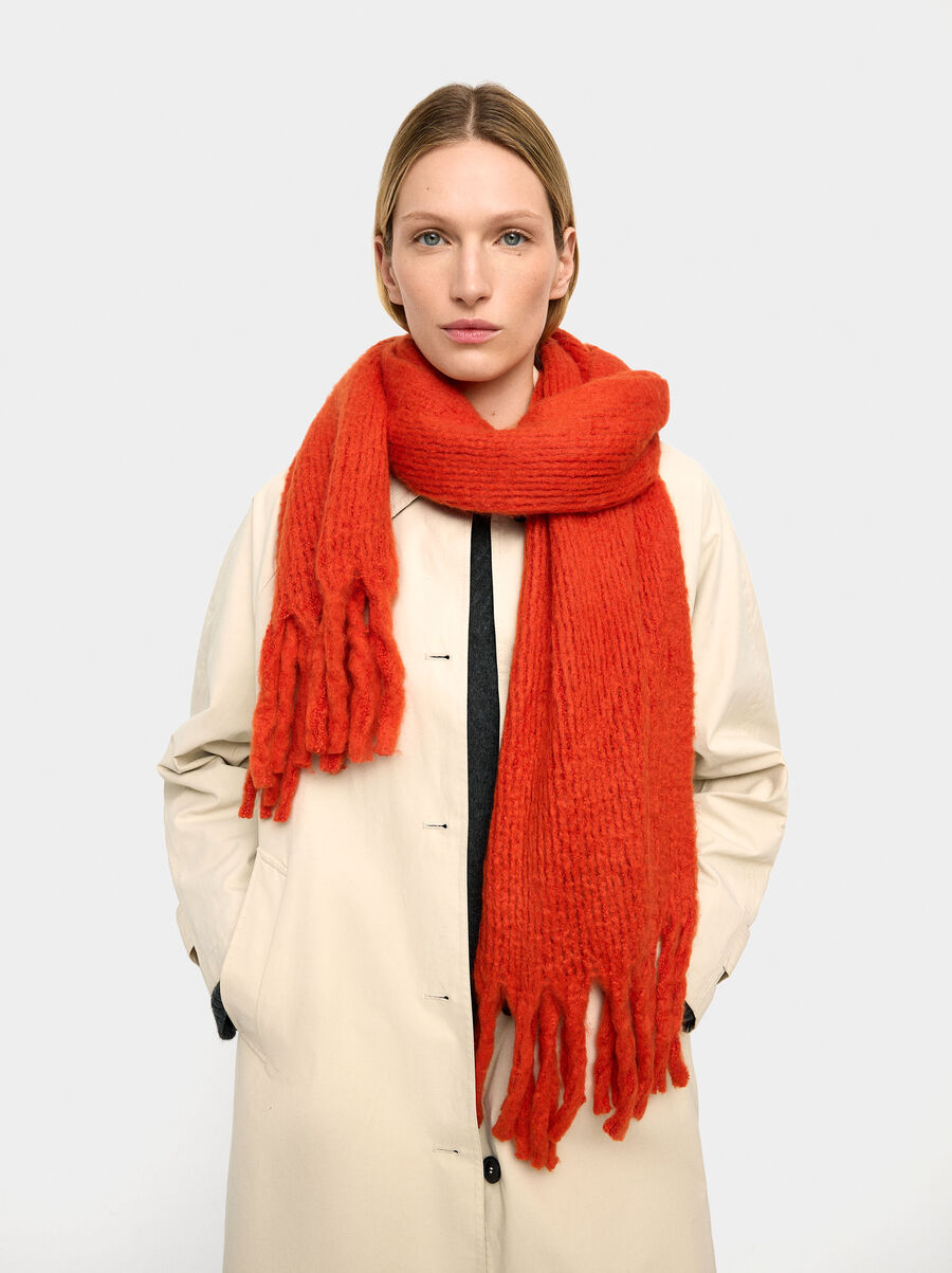 Scarf with fringes