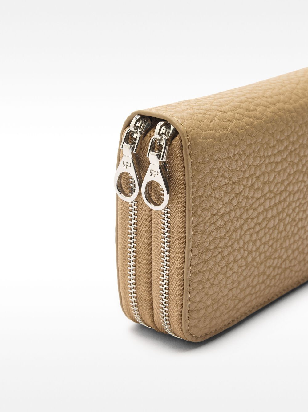 Wallet with texture and double closure