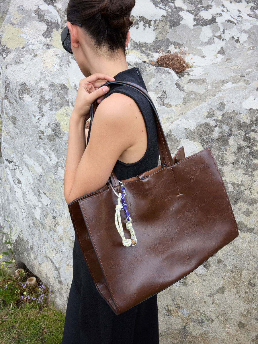 Shopper bag with pendant