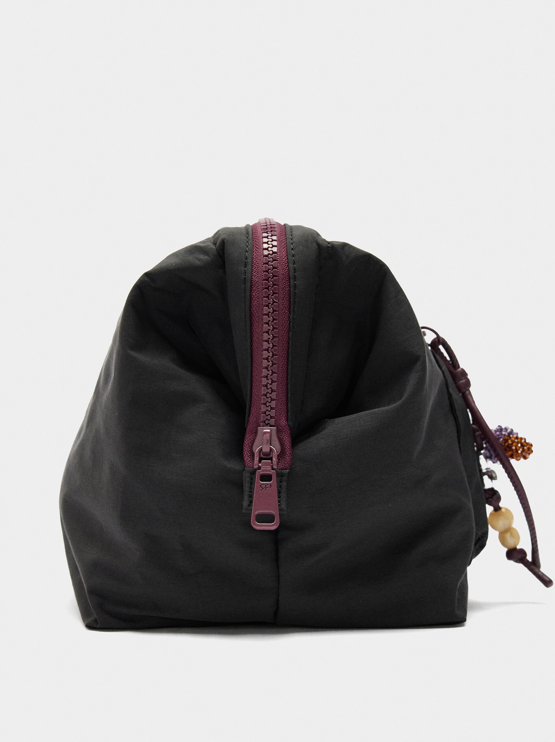 Plain nylon necessaire image number 1.0