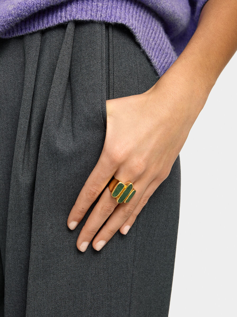 Ring with stone bars