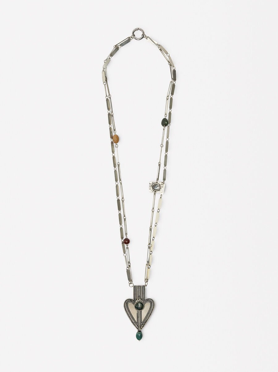 Long necklace with heart pendant and stones