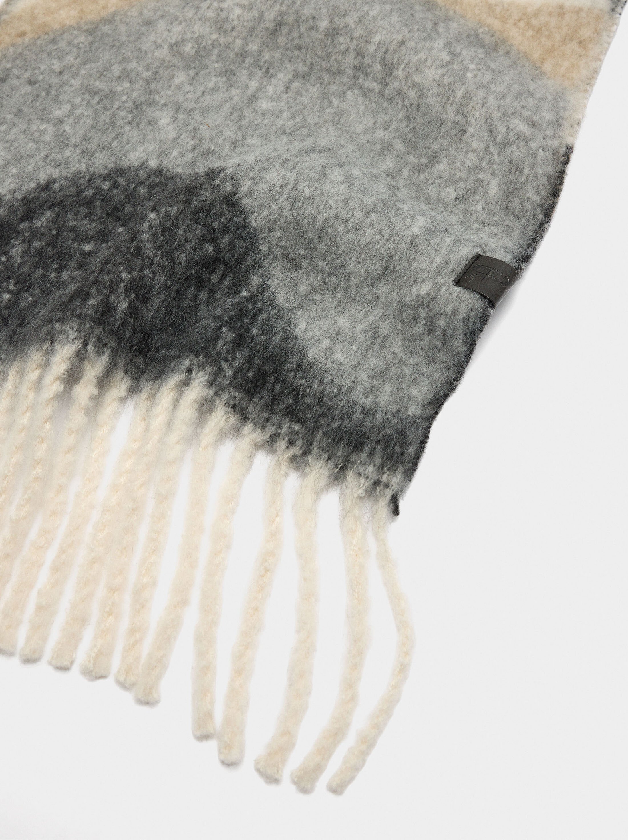 Scarf with waves and fringes image number 1.0