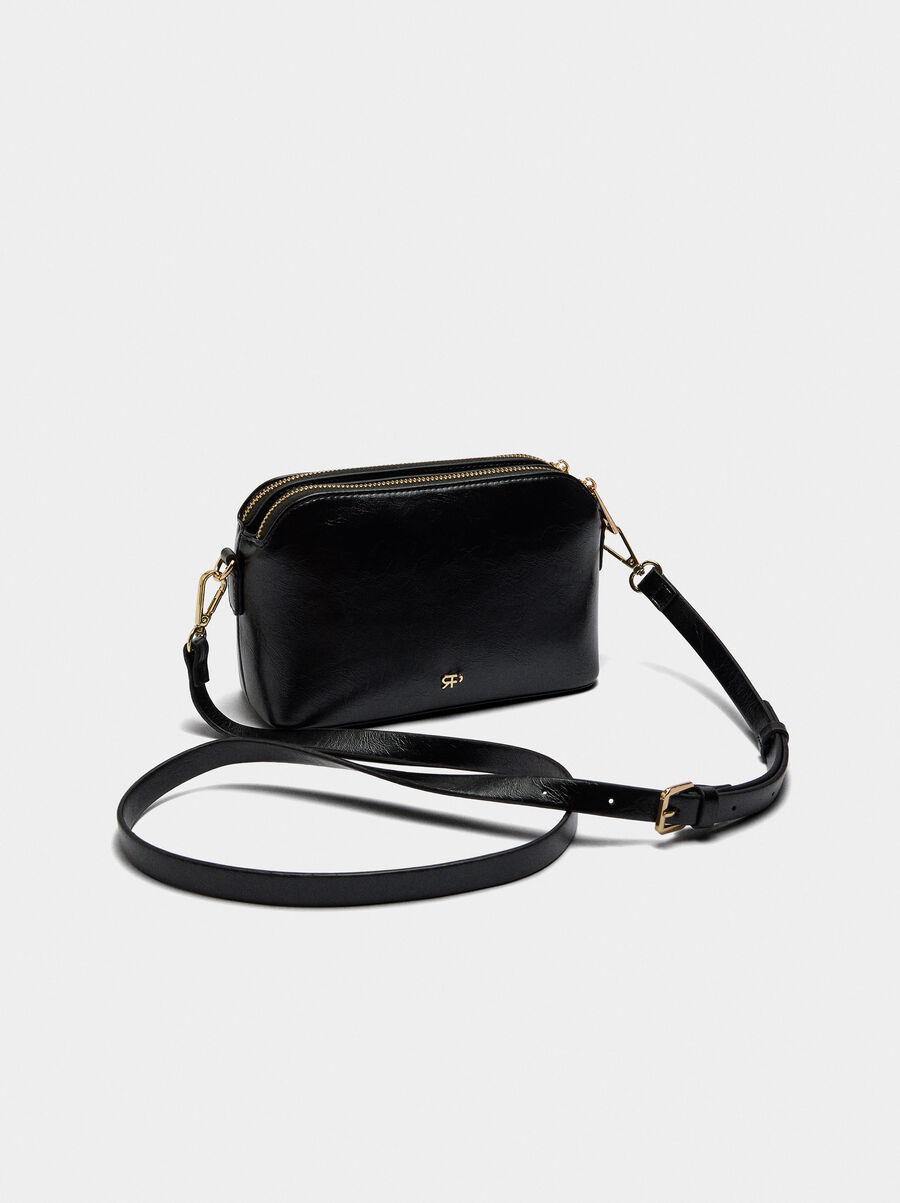 Bolso bandolera con tachuelas