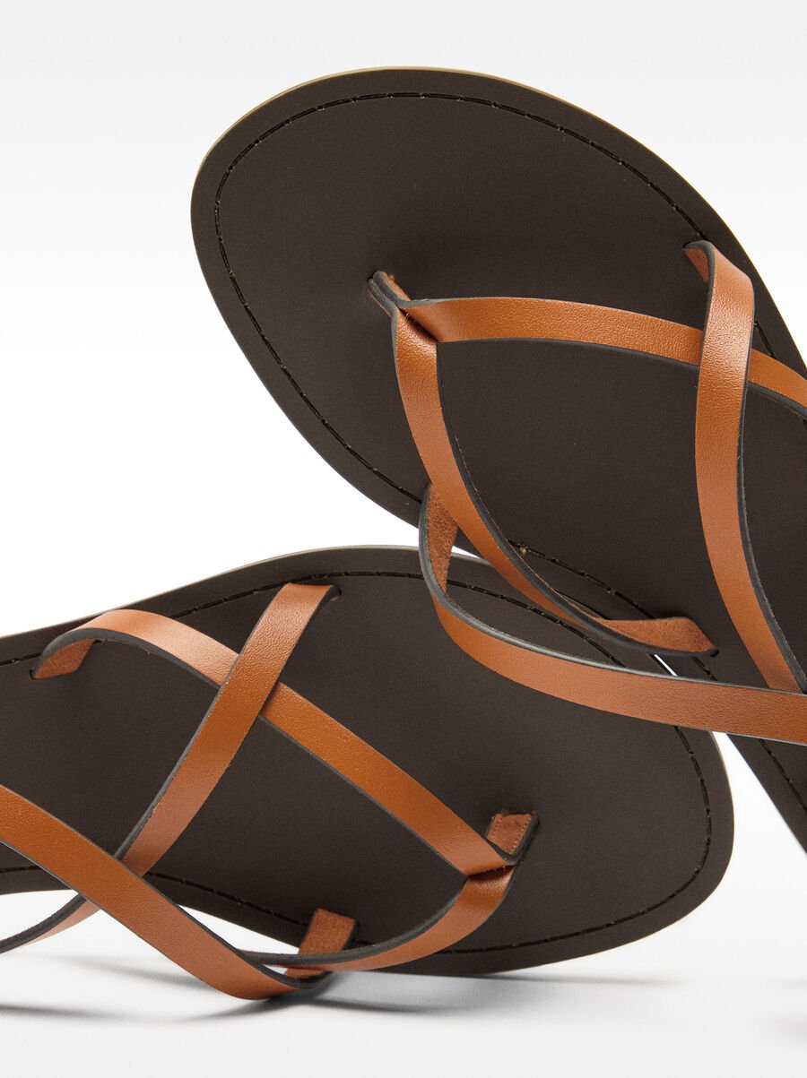 Leather sandals with crossed straps