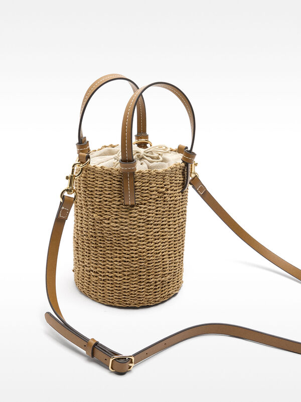 Bucket bag straw effect