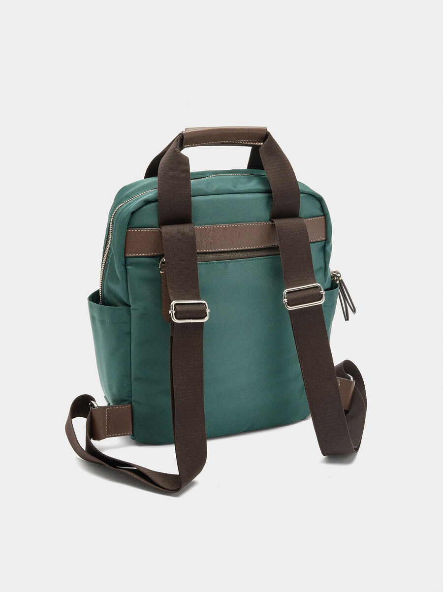 Mochila de nylon con colgante