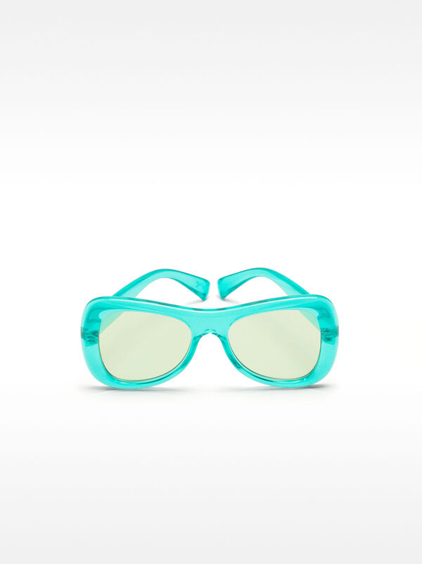 Pilot-style sunglasses