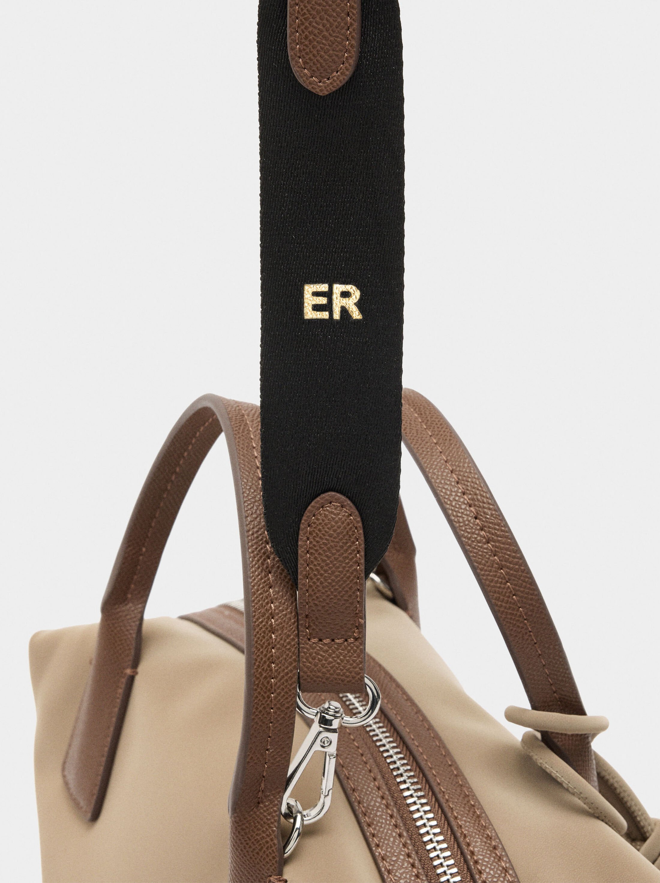 Bossa tote textura suave con penduro image number 1.0