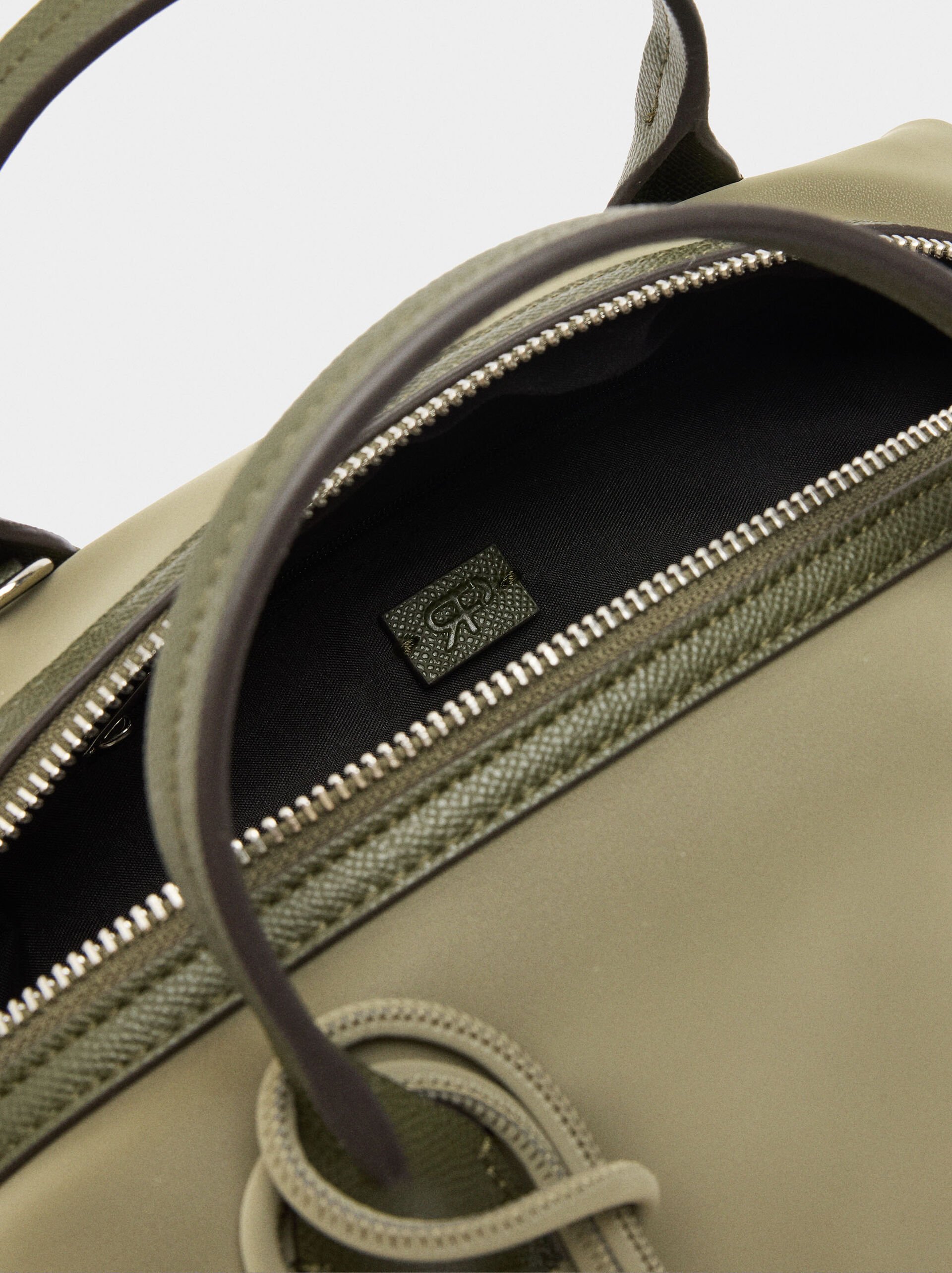 Sac cabas texture douce avec pendentif image number 5.0