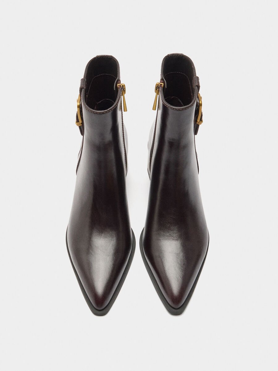 Botines de piel con hebilla