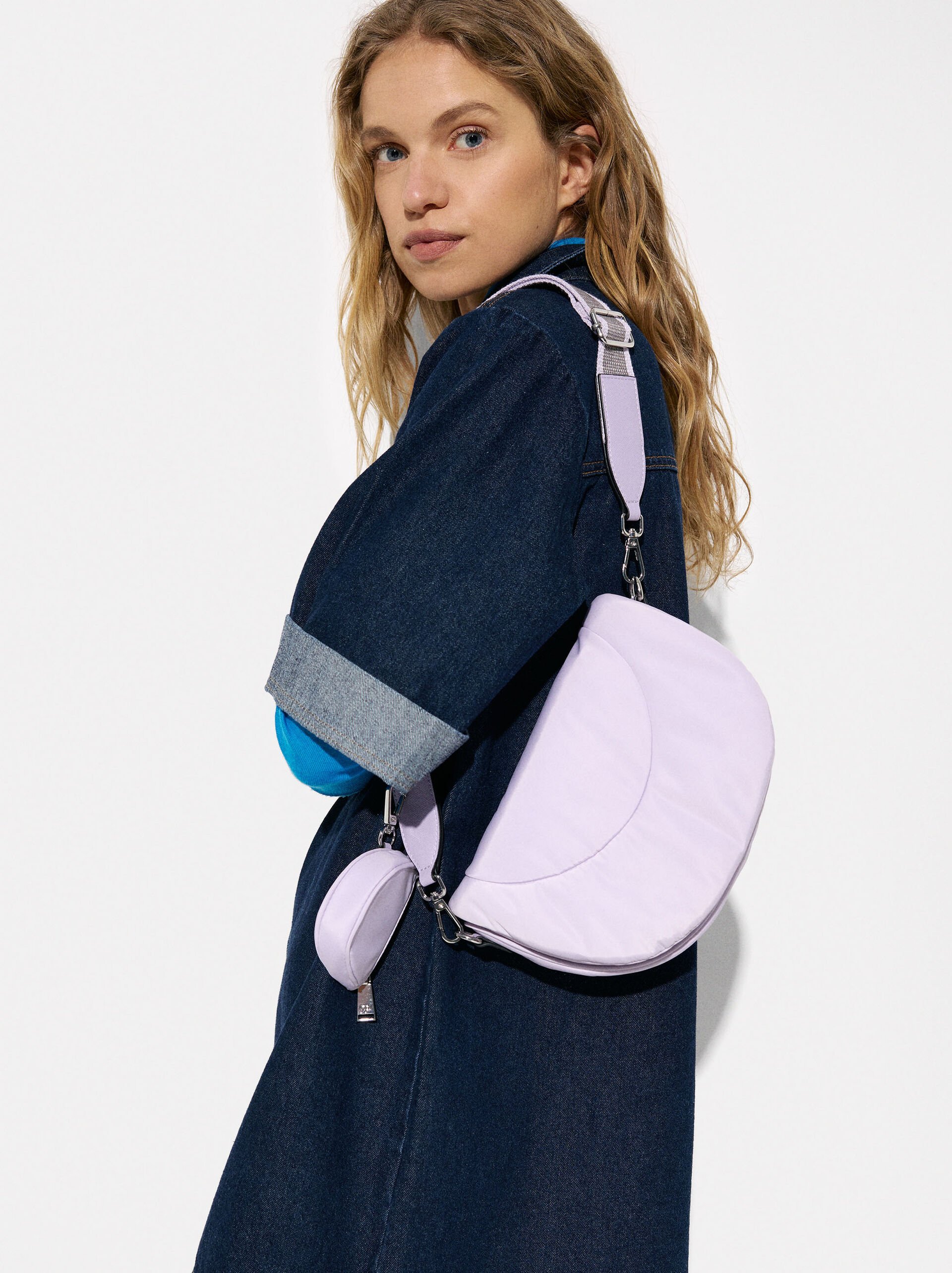 Bolso bandolera de nylon con colgante image number 1.0